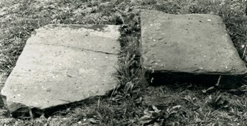 Fransum 2324 Onbekend - Graf 24 is de linker steen op de foto